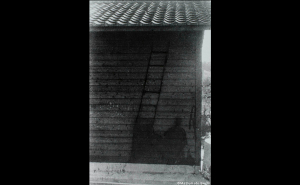 Matumoto Eiichi fotografeerde in 1945 deze ingebrande schaduw van een Japanse soldaat op een houten barak in Nagasaki op 4,5 kilometer van de plek waar de atoombom ontplofte.